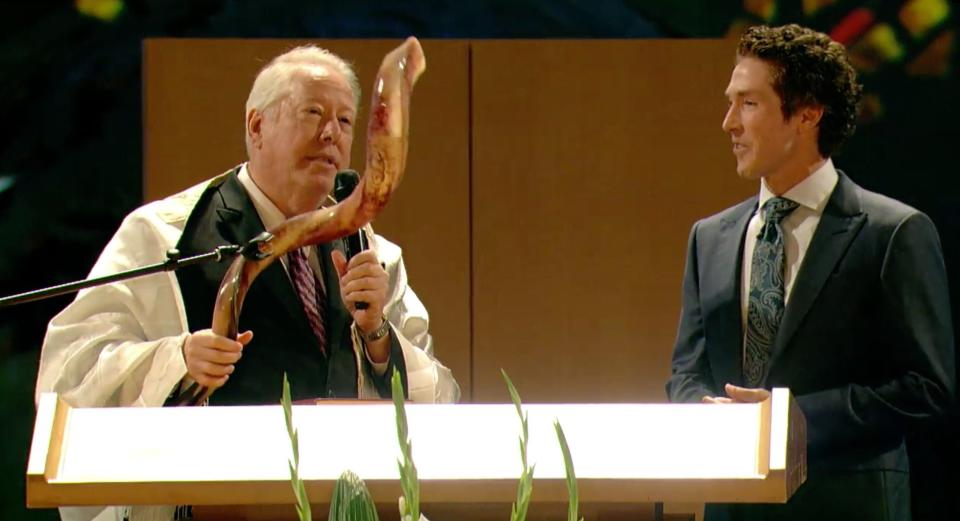 Rosen&nbsp;presented Osteen with a shofar, a ram's horn that is traditionally blown at&nbsp;Rosh Hoshanah services. (Photo: <a href="https://bethyeshurun.org/" target="_blank">Beth Yeshurun Live Stream</a>)