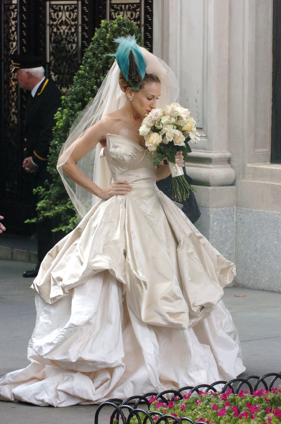 sarah jessica parker in wedding dress at filming of sex and