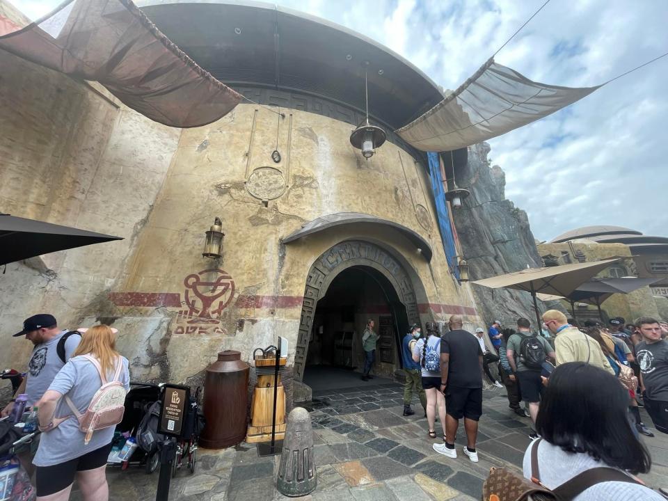 exterior shot of ogas cantina in disney world