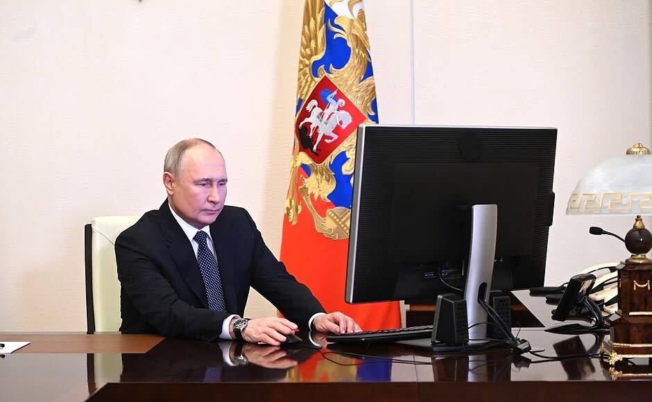 克里姆林宮發布的照片顯示，蒲亭在他的辦公室電腦前投下一票。 (圖:克宮)