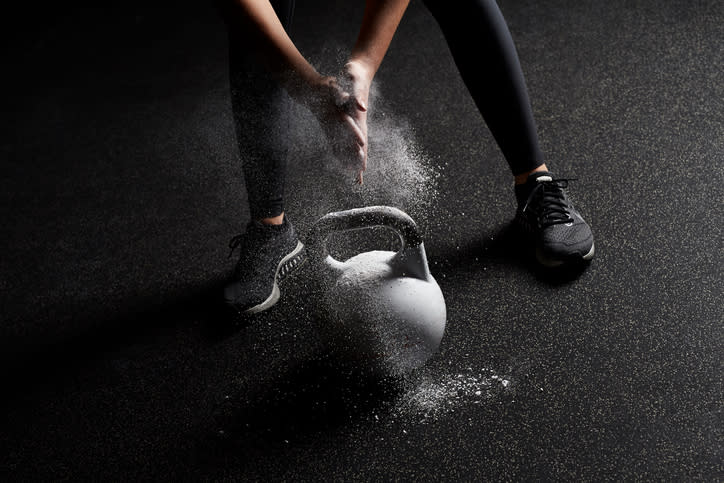 <p>Je älter Sie werden, desto schneller bauen sich Muskeln wieder ab. Ab 50 könnten Sie das sogenannte Kettlebell-Training ausprobieren. Mit der Kugelhantel werden Bewegungen möglichst oft wiederholt. Es handelt sich dabei um einen Kraft-Ausdauersport, der Ihnen hilft, leichter durch die Wechseljahre zu kommen.</p>