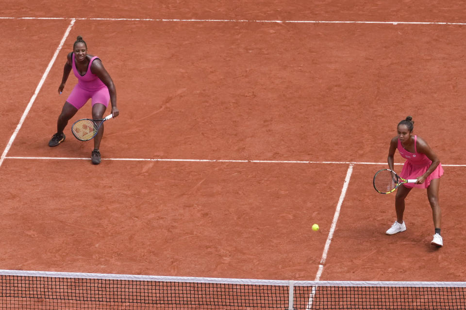 Canada's Leylah Fernandez, right, and Taylor Townsend of the U.S. play a shot against China's Wang Xinyu and Hsieh Su-Wei of Taiwan during the women's doubles final match of the French Open tennis tournament at the Roland Garros stadium in Paris, Sunday, June 11, 2023. (AP Photo/Thibault Camus)