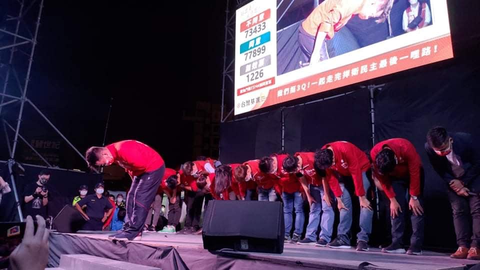 遭到投票罷免通過，陳柏惟晚間在臉書感嘆寫下「一粒心肝猶算勇健，有時猶是掠袂準運命」，對於投下「同意罷免」的民眾，陳柏惟仍表達感謝。   圖：翻攝自陳柏惟臉書