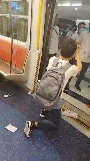 21日香港一群白衣暴徒見人就打，有民眾在地鐵車廂內下跪求饒，卻還是遭到毆打，手法凶狠殘暴。（翻攝自林卓廷 LAM CHEUK TING臉書）