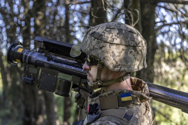 Un soldado ucraniano porta un lanzamisiles Stinger de fabricación estadounidense en una posición de artillería de corto alcance en la región de Kherson, en el sur de Ucrania, el viernes 6 de mayo de 2022.