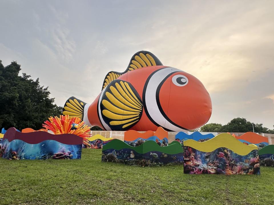 超大小丑魚在衛武營都會公園草地供大家觀賞。（紙風車文教基金會提供）