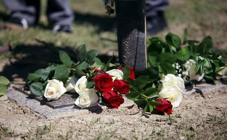 Roses are placed near the gravesite as relatives and friends gathered to remember Walter Scott, at Live Oak Memorial Gardens in Charleston, South Carolina, April 4, 2016. REUTERS/Randal Hill