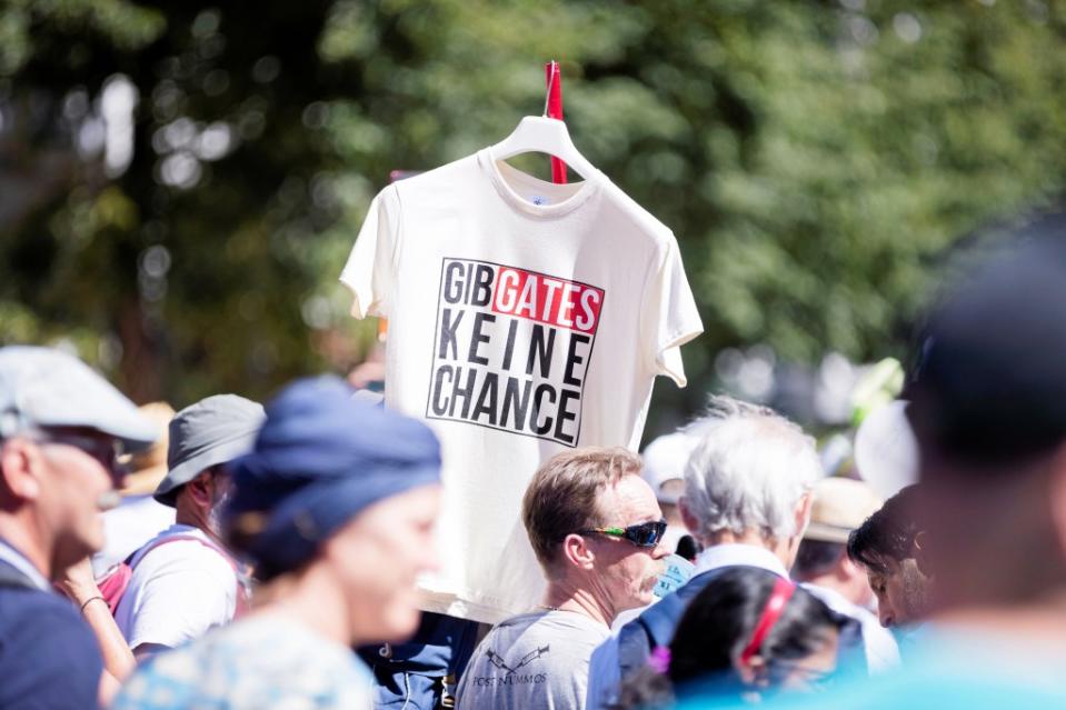 "Gib Gates keine Chance" steht auf einem T-Shirt, das auf einem Bügel getragen wird, bei der Demonstration gegen die Corona-Beschränkungen.<span class="copyright">Christoph Soeder / dpa</span>