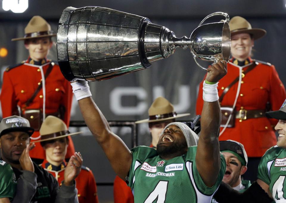 The Saskatchewan Roughriders Darian Durant lifts the Grey Cup after they defeated the Hamilton Tiger-Cats in the CFL's 101st Grey Cup championship football game in Regina, Saskatchewan November 24, 2013. REUTERS/Mark Blinch (CANADA - Tags: SPORT FOOTBALL)