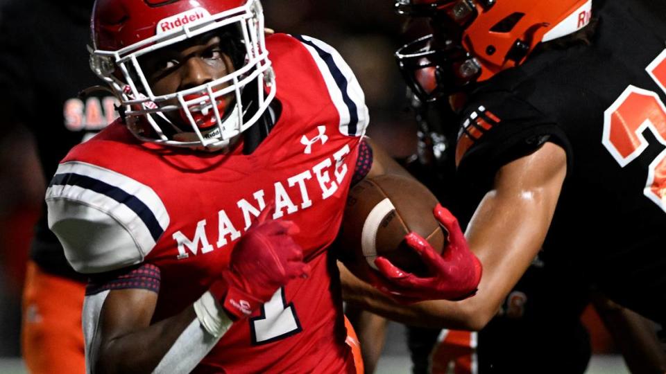 Manatee High’s Kei’Shawn Smith runs the ball in the game against Sarasota at Manatee High Friday, Sept. 1, 2023.