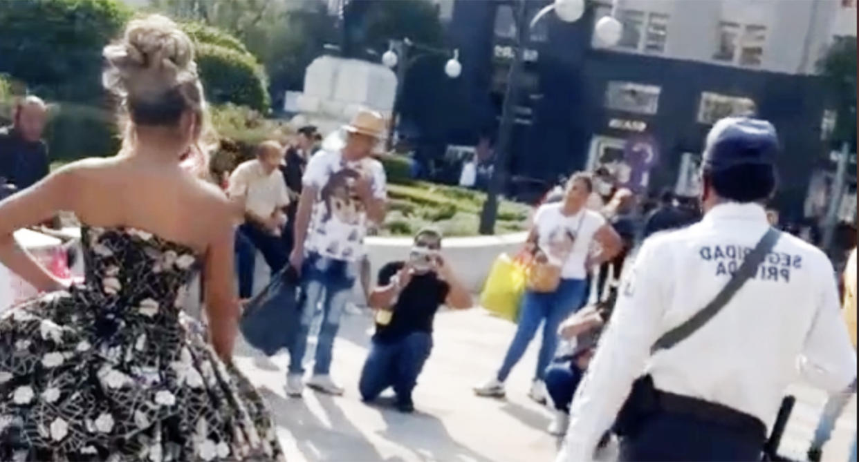 En el Palacio de Bellas Artes no dejaron a quinceañera tomar fotos. Foto: Captura de video TikTok vía @bryanyankeeshow