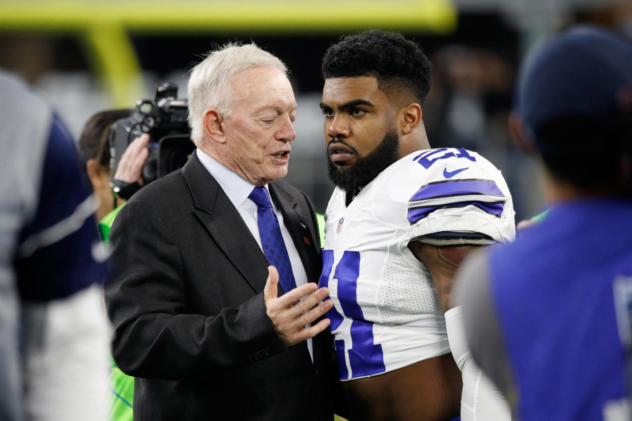 ARLINGTON, TX - JANUARY 15:  Dallas Cowboys owner Jerry Jones talks with Ezekiel Elliott #21 of the Dallas Cowboys before the NFC Divisional Playoff Game against the Green Bay Packers at AT&T Stadium on January 15, 2017 in Arlington, Texas. (Photo by Joe Robbins/Getty Images)