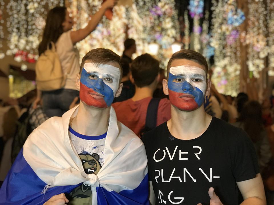 Dos aficionados rusos tras la eliminación de su país ante Croacia. Foto: Getty Images.