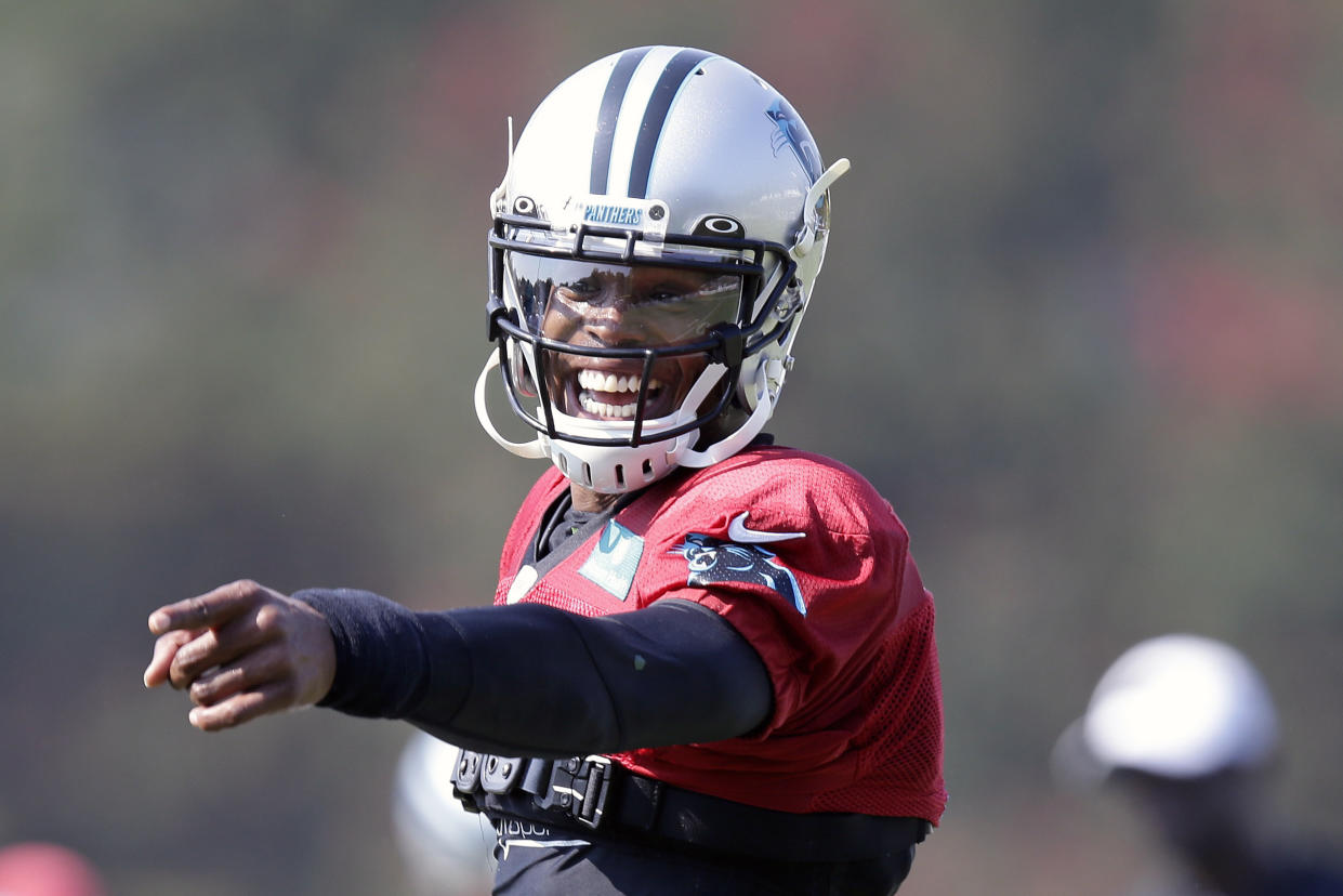 ARCHIVO - En esta foto de archivo del 13 de agosto de 2019, el quarterback de los Panthers de Carolina, Cam Newton, bromea durante una práctica del equipo de la NFL con los Bills de Buffalo, en Spartanburg, Carolina del Sur. (AP Foto/Gerry Broome, Archivo)