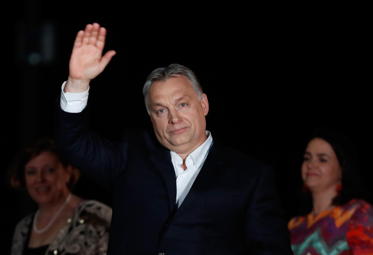 Viktor Orbán nach seinem fulminanten Wahlsieg vor Anhängern in Budapest. (Bild: Getty Images)