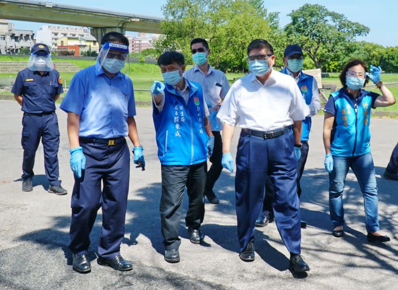 ▲新竹縣最大規模普篩 ，今（16）日在竹東河濱公園登場，縣長楊文科（前排右穿白襯衫者）到場感謝醫護人員辛勞。（圖／新竹縣政府提供）