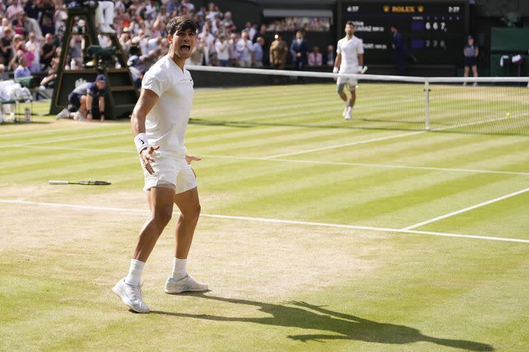 El momento de la consagración: Carlos Alcaraz grita mientras Djokovic se lamenta 