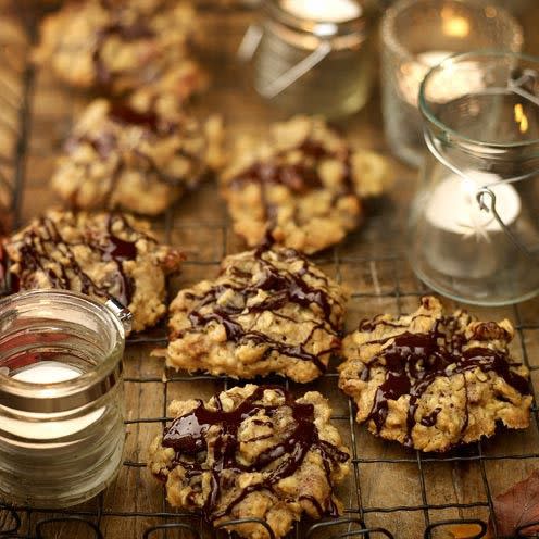 Food, Dish, Chocolate chip cookie, Oatmeal-raisin cookies, Cuisine, Snack, Cookie, Cookies and crackers, Ingredient, Baking, 