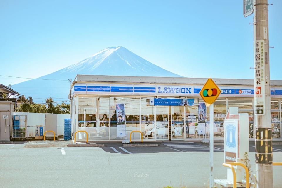 富士山 Lawson 景觀，很快會成為絕響。   （facebook 專頁「Banbi 斑比，旅行生活計畫」圖片）