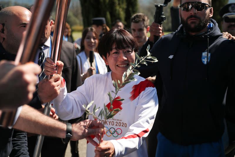 FOTO DE ARCHIVO. La exmaratonista japonesa Noguchi Mizuki lleva la antorcha y la rama de olivo durante la apertura del relevo de la antorcha olímpica para los Juegos Olímpicos de Tokio 2020.