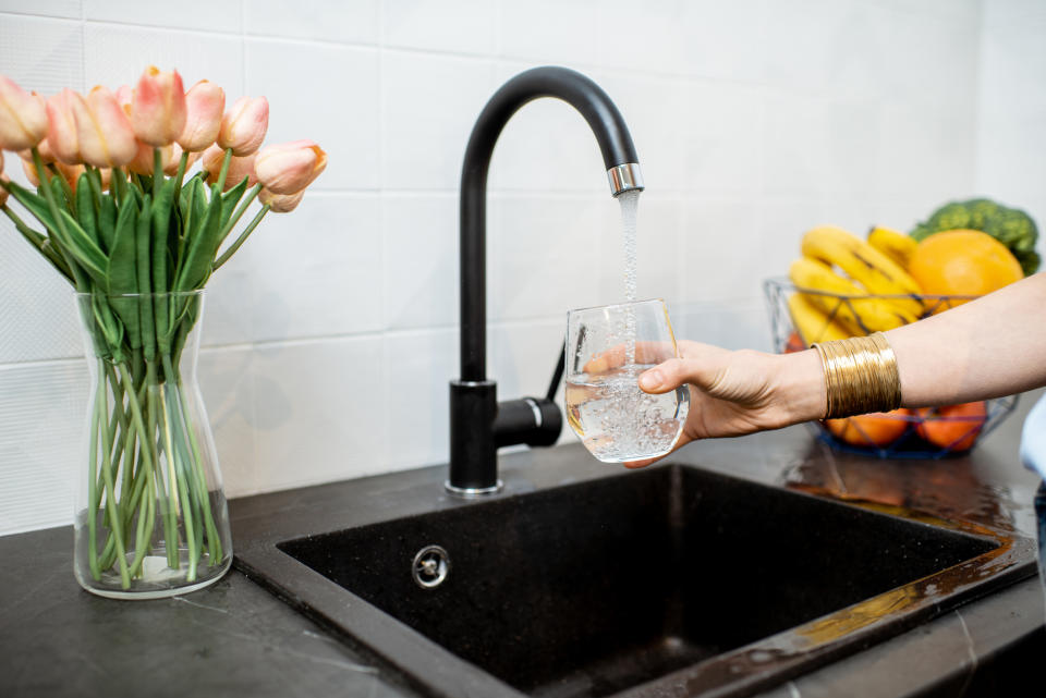 Den Aufsatz deines Wasserhahns solltest du regelmäßig reinigen und entkalken. (Bild: Getty Images)