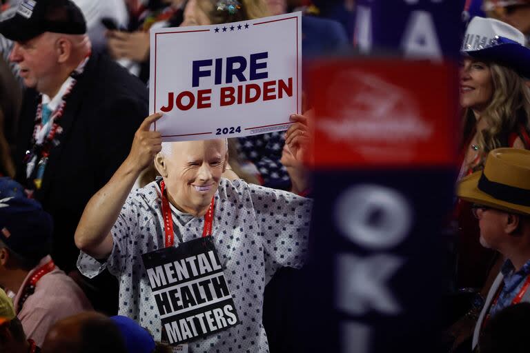 Los manifestantes en la Convención Nacional Republicana agitaron pancartas apuntando a la fragilidad del presidente Biden en apoyo al candidato Trump (CHIP SOMODEVILLA / GETTY IMAGES NORTH AMERICA / Getty Images via AFP)