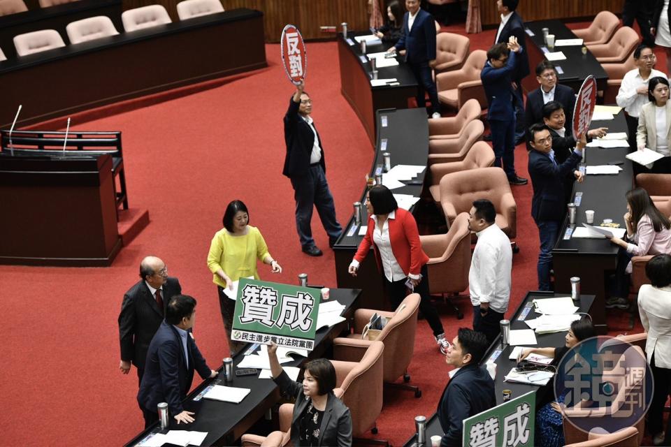 在野黨團批評經濟部電價審議委員會的電價調整方案，民進黨團副幹事長洪申翰表示，今年7月朝野各黨在《電業法》協商的修法提案上取得共識，難道這個修法只能拿來欣賞嗎？（本刊資料照）