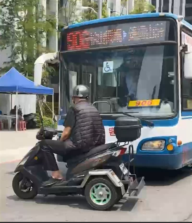 三輪機車騎士將公車擋下。（圖／民眾提供）