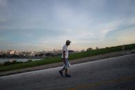 Rafael Viguera, de 55 años, lleva comida a su cabina en medio de las preocupaciones por la propagación de la enfermedad del coronavirus (COVID-19), en La Habana, Cuba