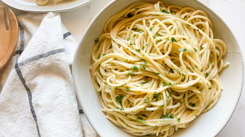 butter spaghetti with herbs