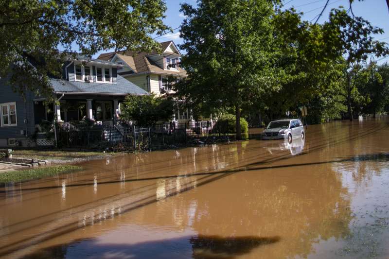 9月2日，美國紐澤西州桑莫維爾受到颶風艾達影響，當第一條街道仍舊淹水（美聯社）