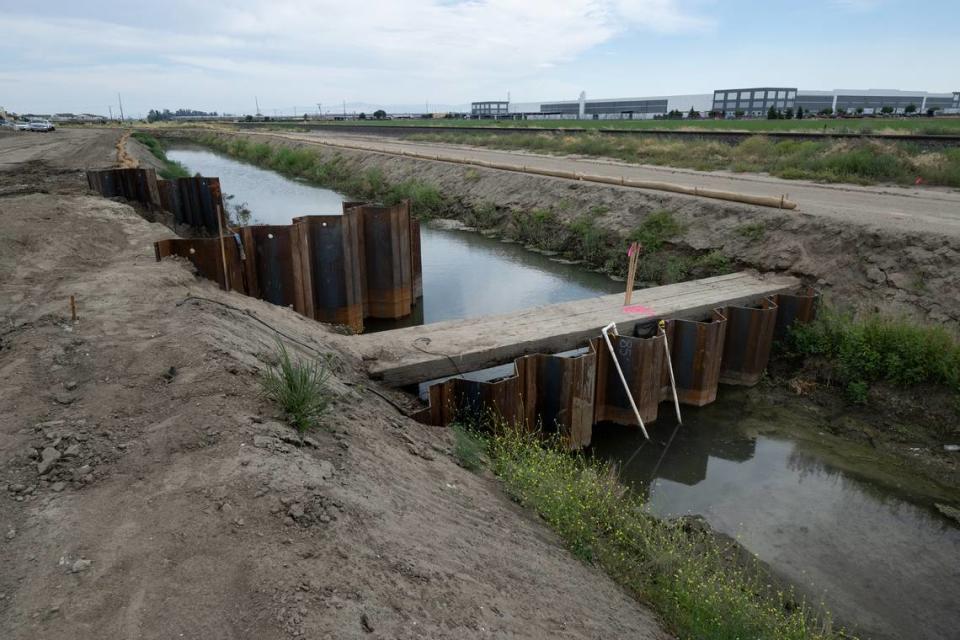 Se usará una presa de cajón para desviar agua durante la construcción de un conducto de concreto a lo largo de las vías del tren en Lathrop, para permitir una nueva conexión ferroviaria para las líneas del Condado de Stanislaus del tren expreso de Altamont (ACE). imagen tomada en Lathrop, California, el martes 18 de junio de 2024.