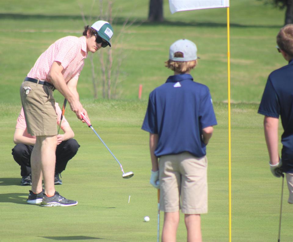 El estudiante de último año de Cheboygan, Luke Karsten (izquierda), observa su putt durante el Cheboygan Invitational el miércoles.