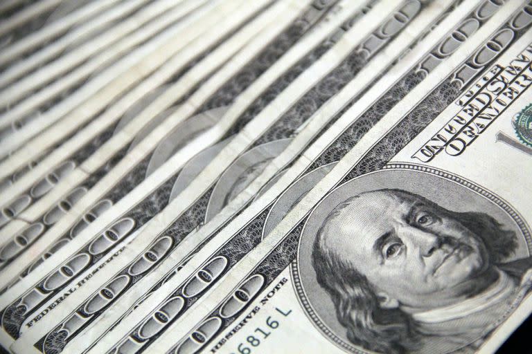 El dólar minorista abrió la jornada cambiaria a $211,75 para la compra y $219,75 para la venta