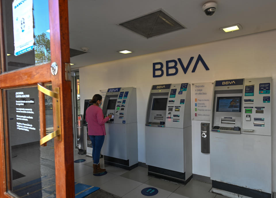 ¿Por qué BBVA está cobrando una ‘membresía’ por retiros con tarjeta de débito? | Foto: Getty Images