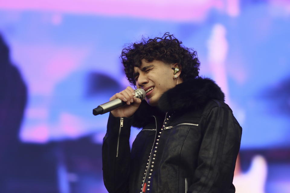 El cantante estadounidense DannyLux durante su presentación en el Festival Vive Latino en la Ciudad de México el domingo 17 de marzo de 2024. (Foto AP/Ginnette Riquelme)