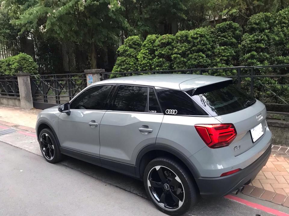 ▲懸浮式車頂、車側明顯折線，都讓Audi Q2更顯動感年輕