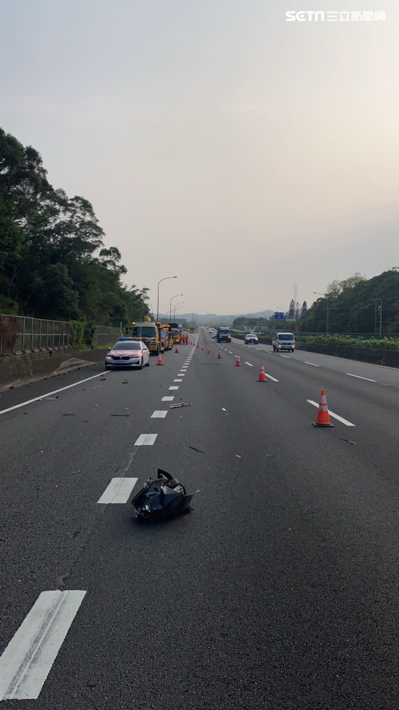 國道一號苗栗頭份路段發生嚴重車禍，轎車、大貨車碰撞造成1名女乘客命危。（圖／翻攝畫面）