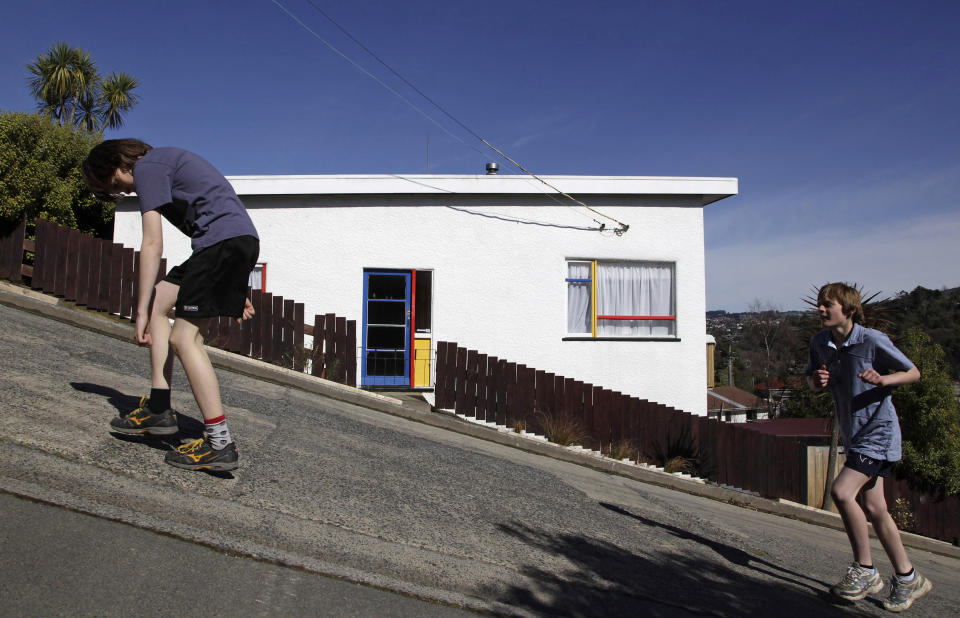 Competitors take part in the traditional "Steepest Race in the World" in Baldwin street in Dunedin September 18, 2011. Baldwin street is the world's steepest street, according to the Guinness Book.  REUTERS/Stefan Wermuth (NEW ZEALAND - Tags: SOCIETY SPORT)