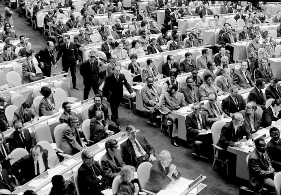 1971年10月25日，中華民國代表團駐聯合國大使劉鍇(前一)、外交部政次楊西崑(前二)等，在對阿爾巴尼亞提案的2758號決議案進行表決前離開聯合國大會堂。&nbsp;&nbsp;&nbsp;圖：取材自聯合國網站
