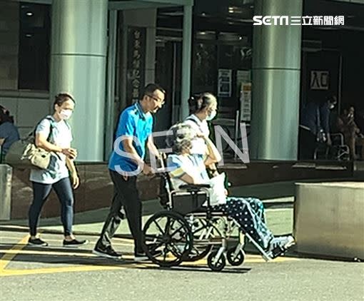 袁惟仁到醫院復健，需坐輪椅靠親友協助移動。（圖／《三立新聞網》讀者提供）