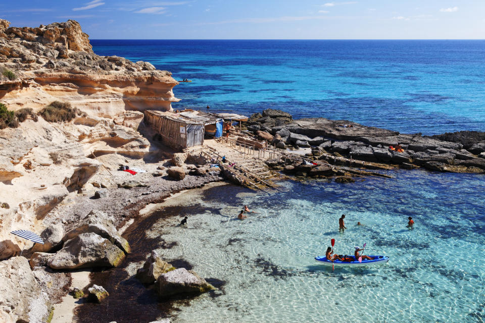Otras de las mejores playas de Formentera son las de Es Migjorn, Es Ram, De Llevant o Calo des Mort (en la fotografía). (Foto: Getty Images).