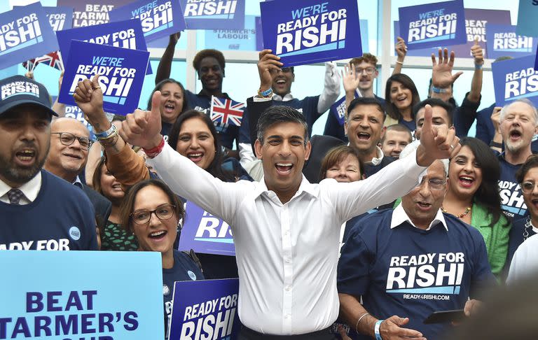 Rishi Sunak se reúne con sus partidarios mientras llega para asistir a las elecciones de liderazgo del Partido Conservador en el NEC, Birmingham, Inglaterra, el martes 23 de agosto de 2022.