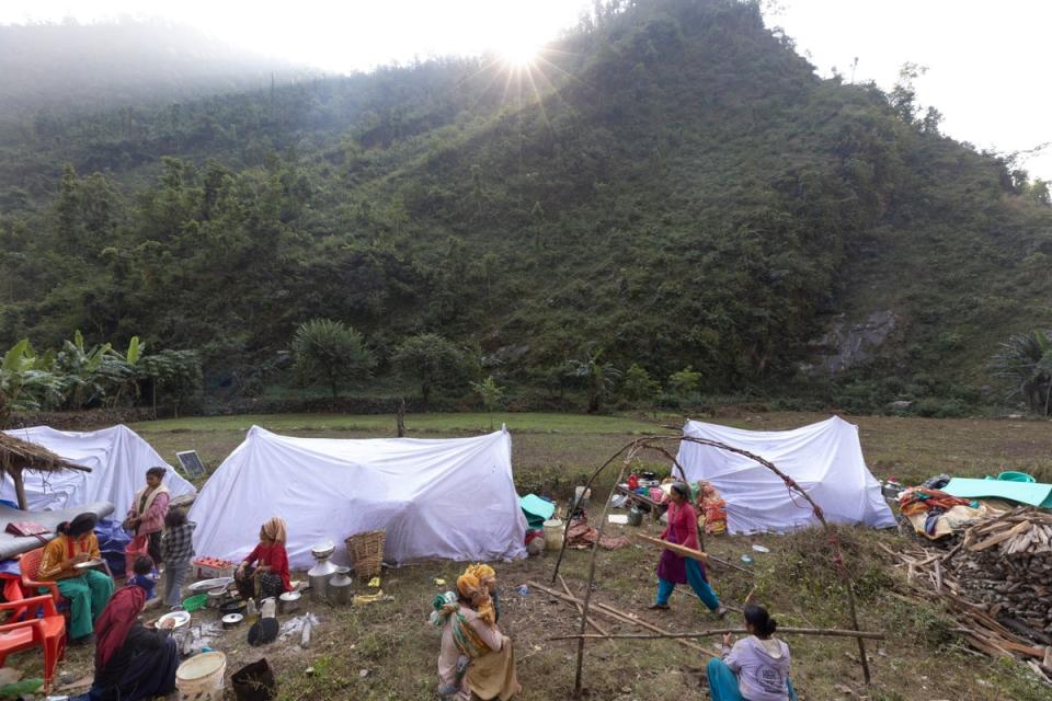 Villagers construct makeshift shelter in Chepare village, Nepal (EPA)