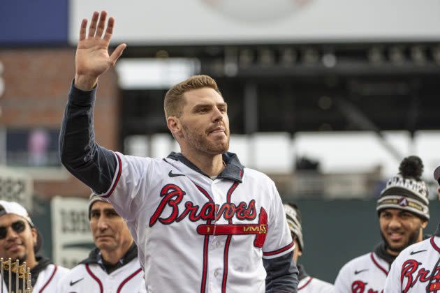 Dodger fans create a welcome home that Freddie Freeman won't