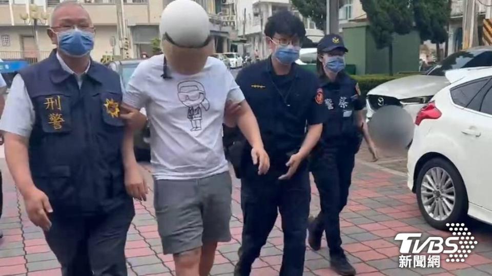 警方在台南市安平區府平路段帶回林姓主嫌。（圖／TVBS）
