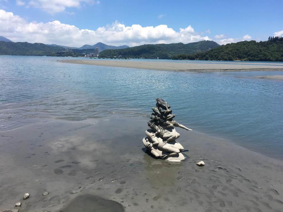 圖為日月潭著名的「九蛙疊像」，日前因水位下降脫離水域。（資料照/沈揮勝攝）