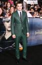 Few men can pull off a suit in a shade other than your basic black, blue, or gray. Robert Pattinson is one of those men. Are you as in love with the green Gucci suit he wore to the "Breaking Dawn - Part 2" premiere as we are? (11/12/2012)