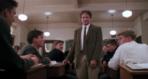 <p>Outro filme que tem uma ressonância emocional particular, sobretudo após a morte de seu ator principal. O drama de 1989, de Peter Weir, se tornou mais famoso pela poderosa interpretação de Robin Williams como um professor determinado a abrir os corações e mentes de seus alunos — mas o seu verdadeiro foco está nos próprios alunos.</p><p>Ambientado em um colégio interno tradicional, no ano de 1959, ‘Sociedade dos Poetas Mortos’ traz um grupo de jovens (entre eles um jovem Ethan Hawke) inspirados por seu professor a seguir seu coração, mesmo diante de um sistema rigoroso e autoritário — no entanto, suas ações não estão livres de graves consequências.</p><p>Não podemos afirmar que as frases: “Carpe diem. Aproveitem o dia Meninos. Façam suas vidas extraordinárias” jamais seriam tão familiares, como são atualmente, sem esse filme que teve várias nominações ao Oscar e rendeu o Oscar de Melhor Roteirista a Tom Schulman.</p>