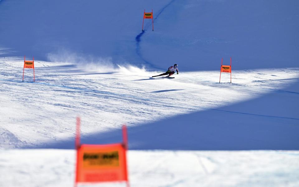 Skifahrer geht die Piste hinunter